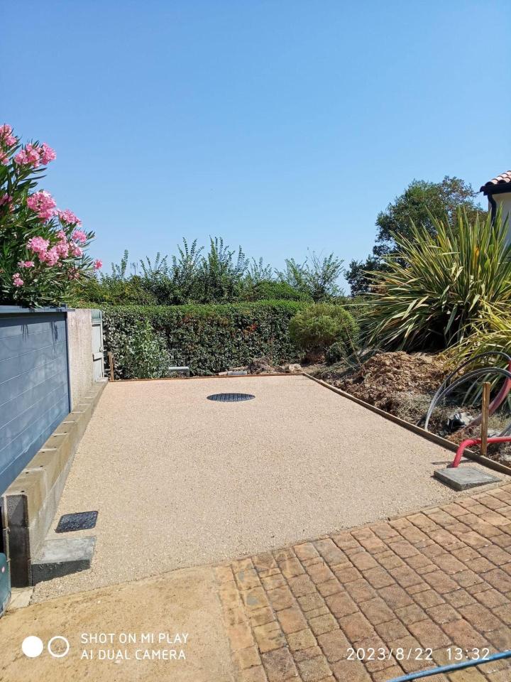 Créez un extérieur stylé et moderne grâce à la pose de béton désactivé.