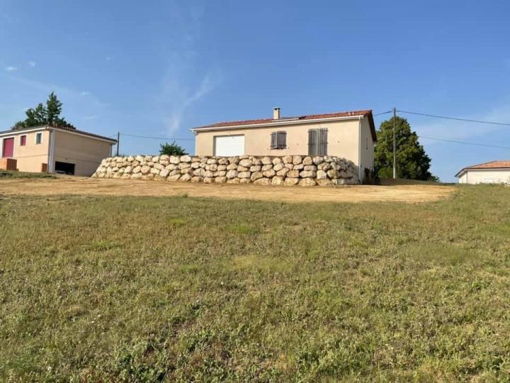 Sublimez votre extérieur avec des murs en pierres esthétiques et pérennes.